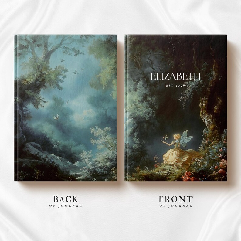 Puede incluir: Un diario con una escena de bosque verde oscuro y azul en la portada trasera y un hada en un bosque con el texto "ELIZABETH EST 1972" en la portada delantera.