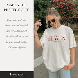 Op de afbeelding: Wit T-shirt met rode tekst die "Make Heaven Crowded" zegt.