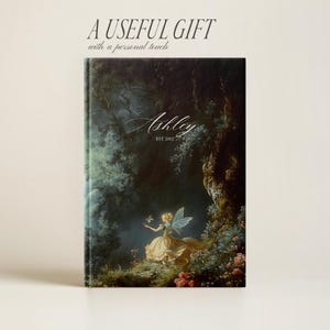 Puede incluir: Un diario personalizado con una escena de bosque verde oscuro y azul que presenta una hada con alas y un vestido amarillo. El texto "Ashley EST 2002" est&aacute; impreso en la portada.