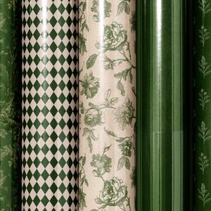 Pode incluir: Uma coleção de papel de embrulho enrolado em vários padrões. Os designs incluem um padrão de diamante verde e branco, estampa floral com rosas verdes, verde liso e um padrão de galhos florais verdes. O papel está disposto verticalmente.