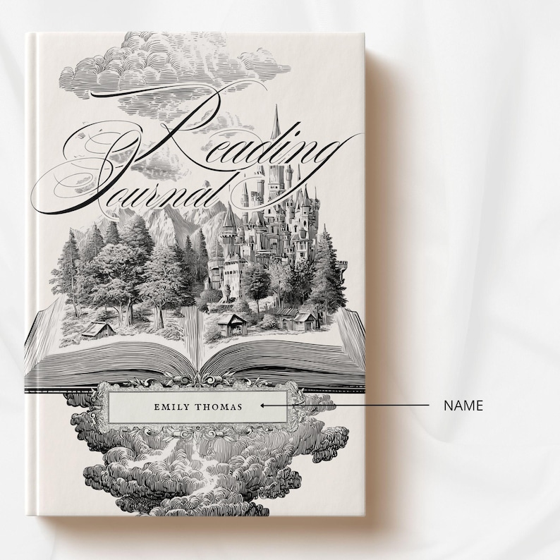 Peut inclure: Un journal de lecture &agrave; couverture rigide avec une illustration d&eacute;taill&eacute;e en noir et blanc d'un ch&acirc;teau, de montagnes et d'arbres. Les mots "Reading Journal" sont &eacute;crits en script &eacute;l&eacute;gant. Le nom "Emily Thomas" est imprim&eacute; en bas.