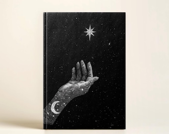 以下が含まれることがあります： 黒いノート。表紙には星に手を伸ばす手と、手首に三日月が描かれています。背景は星空で、夢のような芸術的な美しさを醸し出しています。