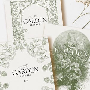K&ouml;nnte beinhalten: Drei verschiedene Cover-Optionen f&uuml;r einen Gartenplaner. Die Cover zeigen botanische Illustrationen in Gr&uuml;nt&ouml;nen. Der Text auf den Covern lautet "The Garden Planner" und "2025".
