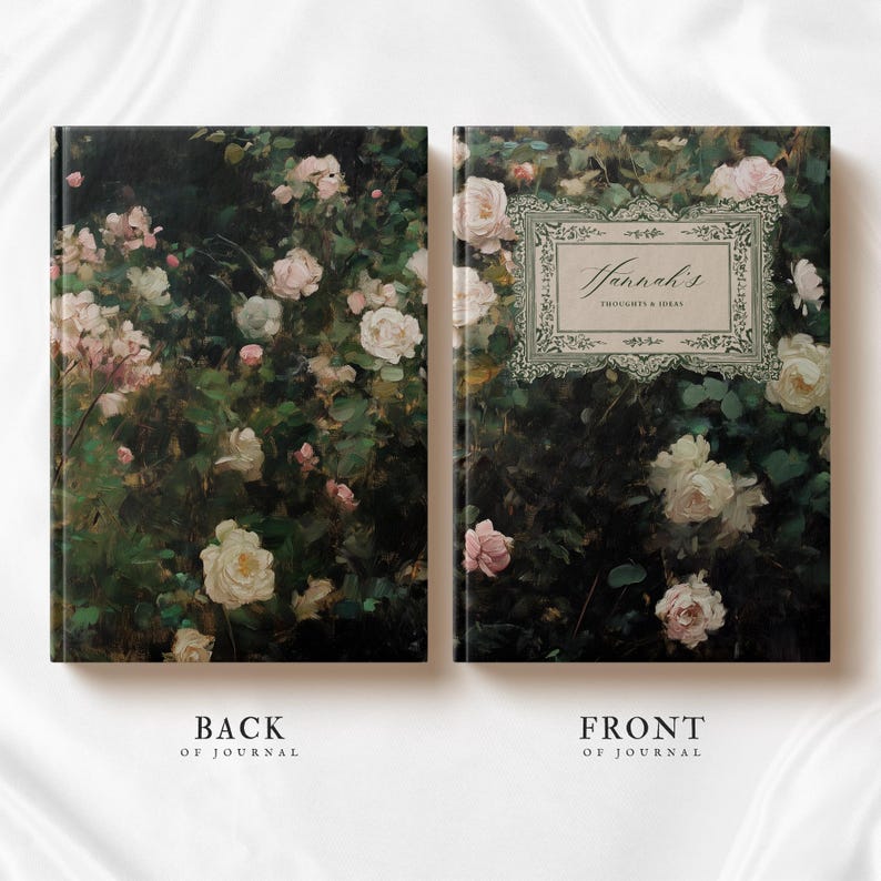 K&ouml;nnte beinhalten: Ein dunkelgr&uuml;nes Journal mit einem floralen Design auf der Vorder- und R&uuml;ckseite. Die Vorderseite hat einen dekorativen Rahmen mit dem Text "Hannah's Thoughts & Ideas".