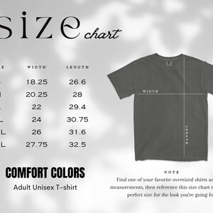 以下が含まれることがあります： 大人用ユニセックスTシャツのサイズチャート。チャートは、S、M、L、XL、2XL、3XLのサイズについて、幅と長さをインチで示しています。チャートには、「お気に入りのオーバーサイズシャツを1枚見つけて、採寸し、このサイズチャートを参照して、お探しのルックにぴったりのサイズを見つけてください！」というメモも含まれています。