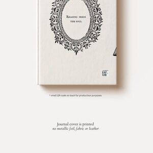 Peut inclure: Un journal de couleur cr&egrave;me avec le texte "READING FEEDS THE SOUL" dans un cadre ovale d&eacute;coratif. La couverture du journal est imprim&eacute;e, sans feuille m&eacute;tallique, tissu ou cuir. Un petit code QR est au dos &agrave; des fins de production.