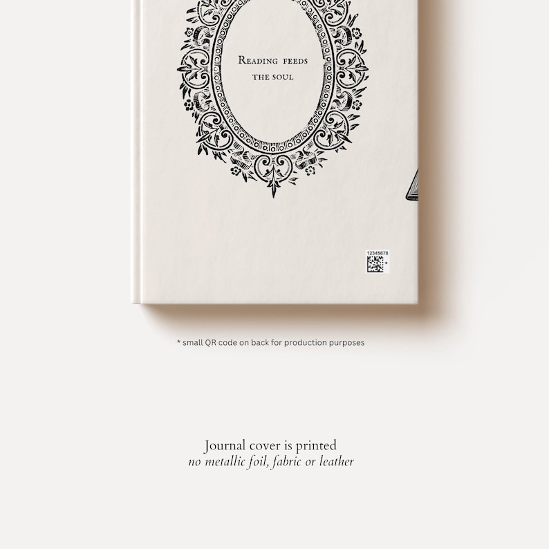 Peut inclure: Un journal de couleur cr&egrave;me avec le texte "READING FEEDS THE SOUL" dans un cadre ovale d&eacute;coratif. La couverture du journal est imprim&eacute;e, sans feuille m&eacute;tallique, tissu ou cuir. Un petit code QR est au dos &agrave; des fins de production.
