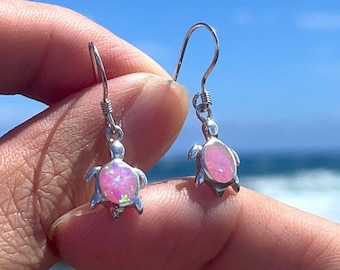 Pendientes de tortuga de ópalo rosa: pendientes de plata de ley, bonito diseño de tortuga, regalo perfecto para ella, joyas de ópalo rosa