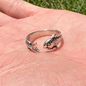 Anillo de pez - Anillo ajustable minimalista con forma de pez, hecho a mano en pequeñas cantidades, tallas de 5 a 8.