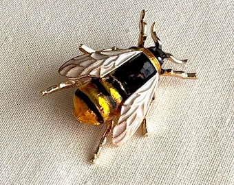 Bee Pin, Vintage Realistic Enamel Bee Pin – Detailed Brooch Statement Piece