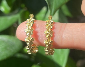 Blumen-Creolen / 18 Karat Gold auf 925er Sterlingsilber, Creolen mit Blumenmuster. Waikiki Waves Kollektion, perfektes Geschenk für Sie