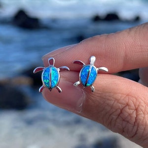 Orecchini tartaruga opale blu - Borchie in argento sterling, grazioso design tartaruga, regalo perfetto per lei, gioielli opale blu, collezione tartarughe Haunama