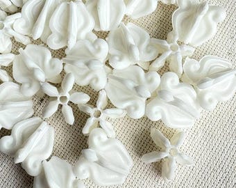 Flores de corona blancas, cuentas de plástico con forma de corona, 500 unidades, para hacer joyas, manualidades, collares para coche