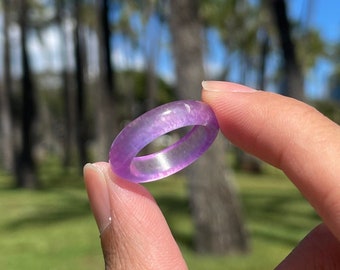 Anillo de jade lavanda: banda de piedras preciosas translúcidas única, perfecta para uso diario, ocasiones especiales o elegancia cotidiana.