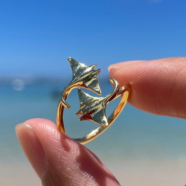 Anillo de manta raya dorado - Baño de oro de 18k, dos mantarrayas, anillo ajustable, colección de ballenas del canal Au'au