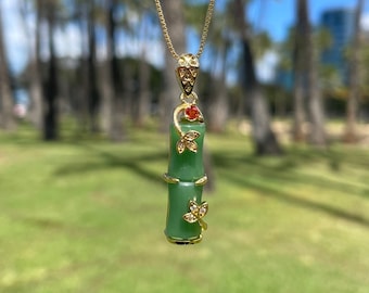 Bambus Jade Anhänger Charm Halskette mit Gold Floral Akzenten - Eleganter Natur inspirierter Schmuck mit wasserdichter Kette