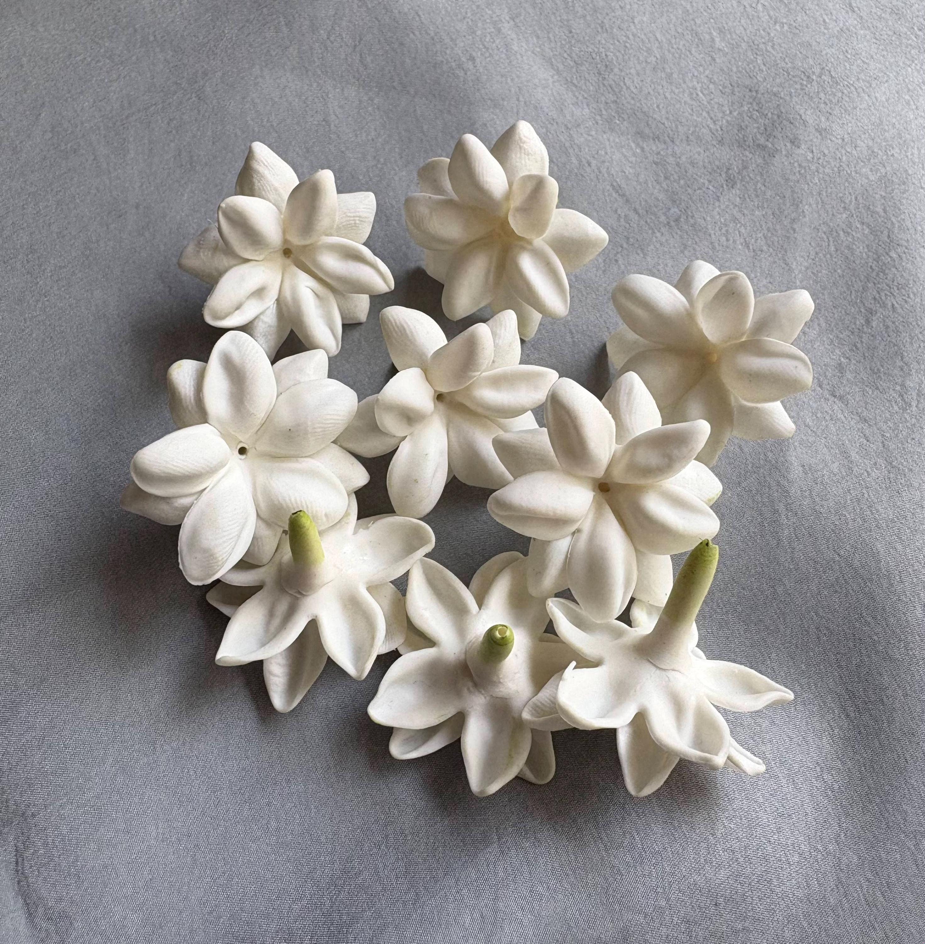咲き誇るピカケの花、白い花、レイ作りのための手作りの花、本物