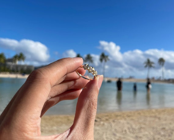 Fede Nuziale In Argento Sterling Placcato Oro Giallo Con 3 Fiori Di
