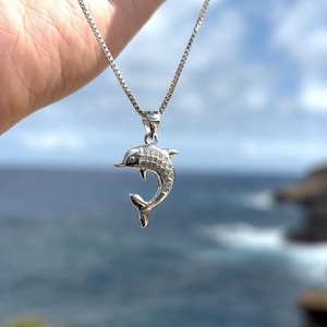 Delfin Charm Anhänger - 925 Sterling Silber, Spinner Delphin Anhänger mit CZ Inlay, kleine Charm Halskette, Geschenk für Sie, 19 mm x 14 mm