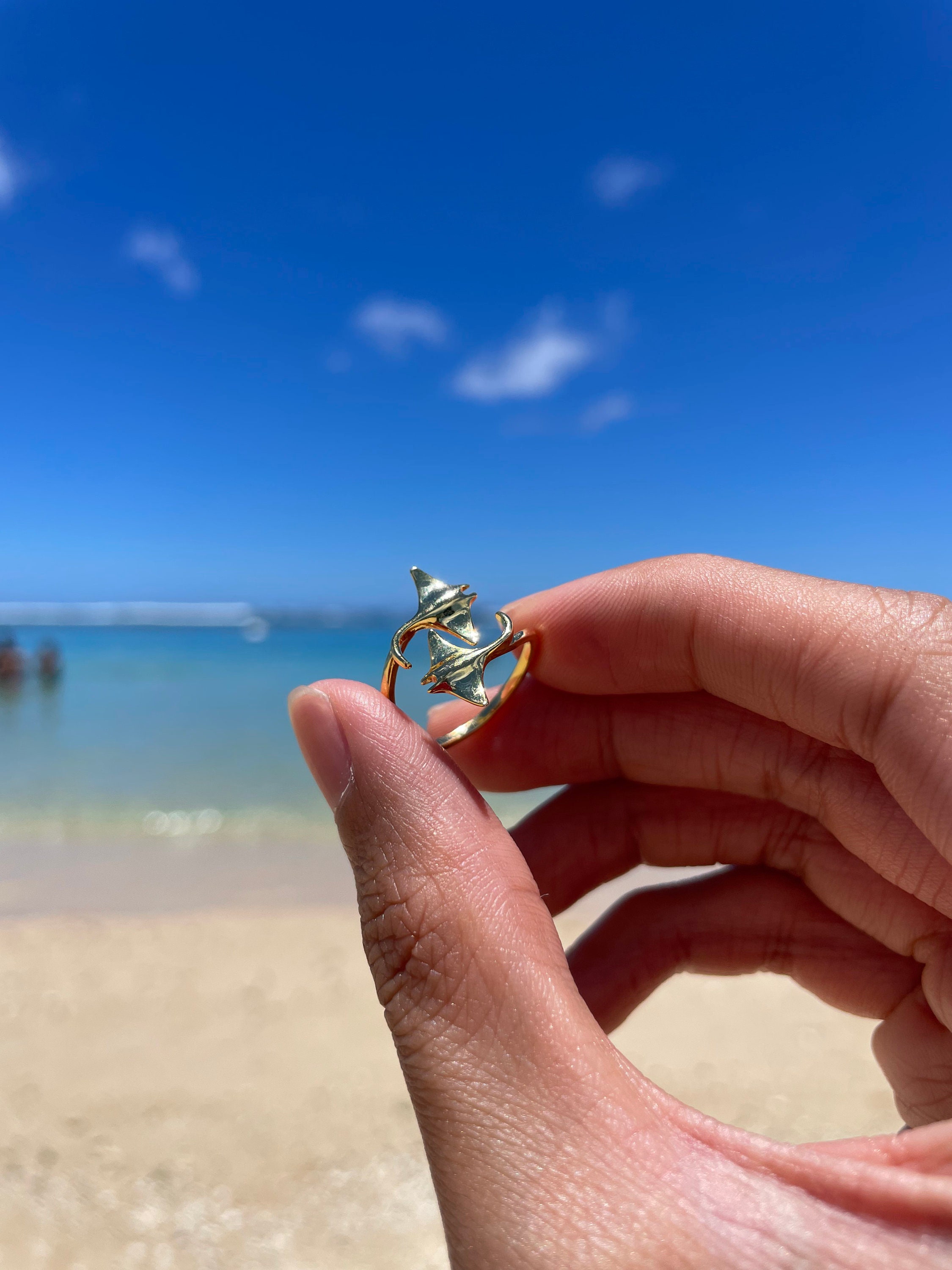 Gold-Manta-Rochen-Ring – 925er Sterlingsilber mit 18 Karat Goldauflage, Zwillings-Manta-Rochen, verstellbarer Ring, Au'au Channel Whales Collection