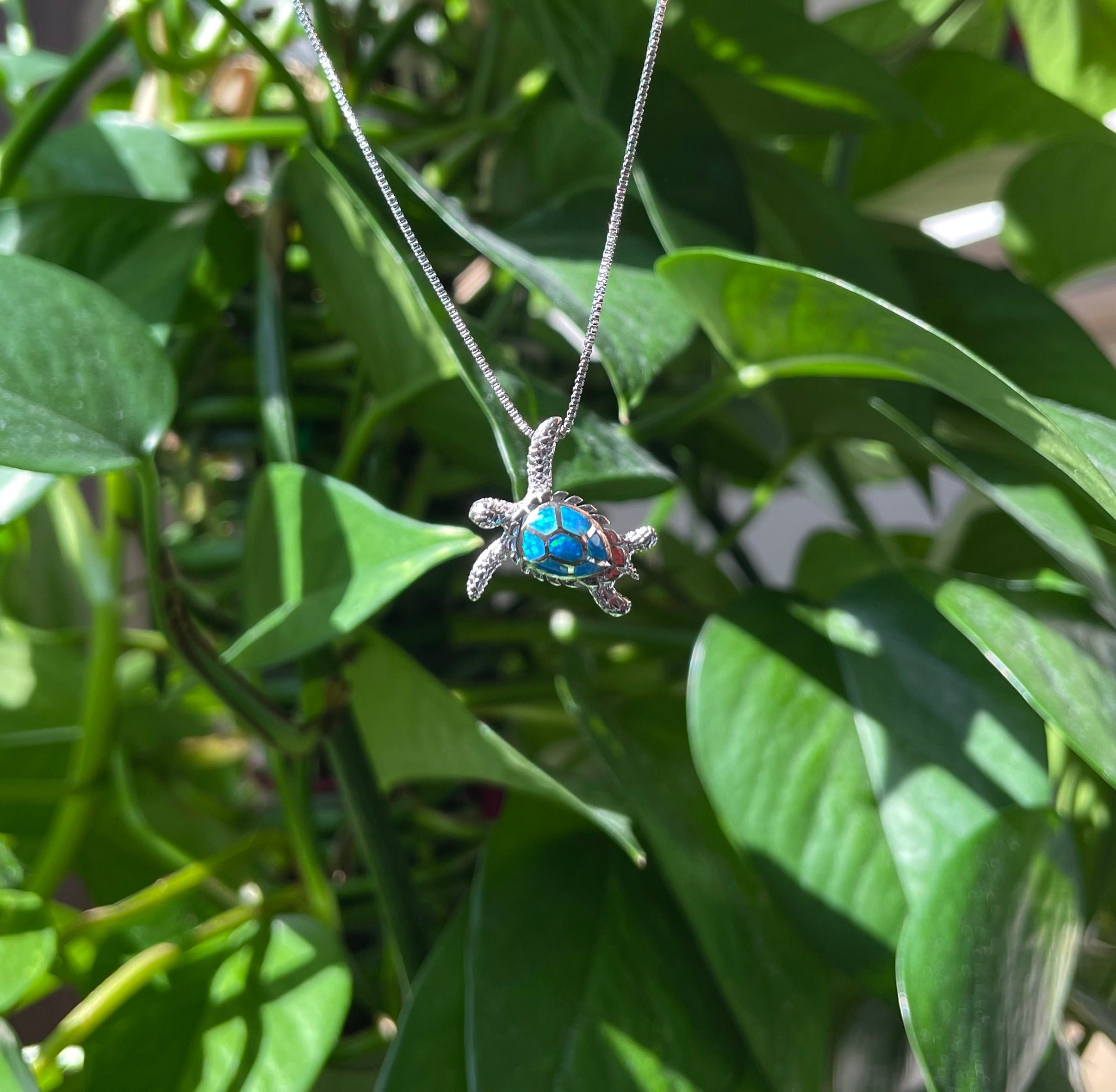 Collana con ciondolo tartaruga surfista in opale blu Olivenorma