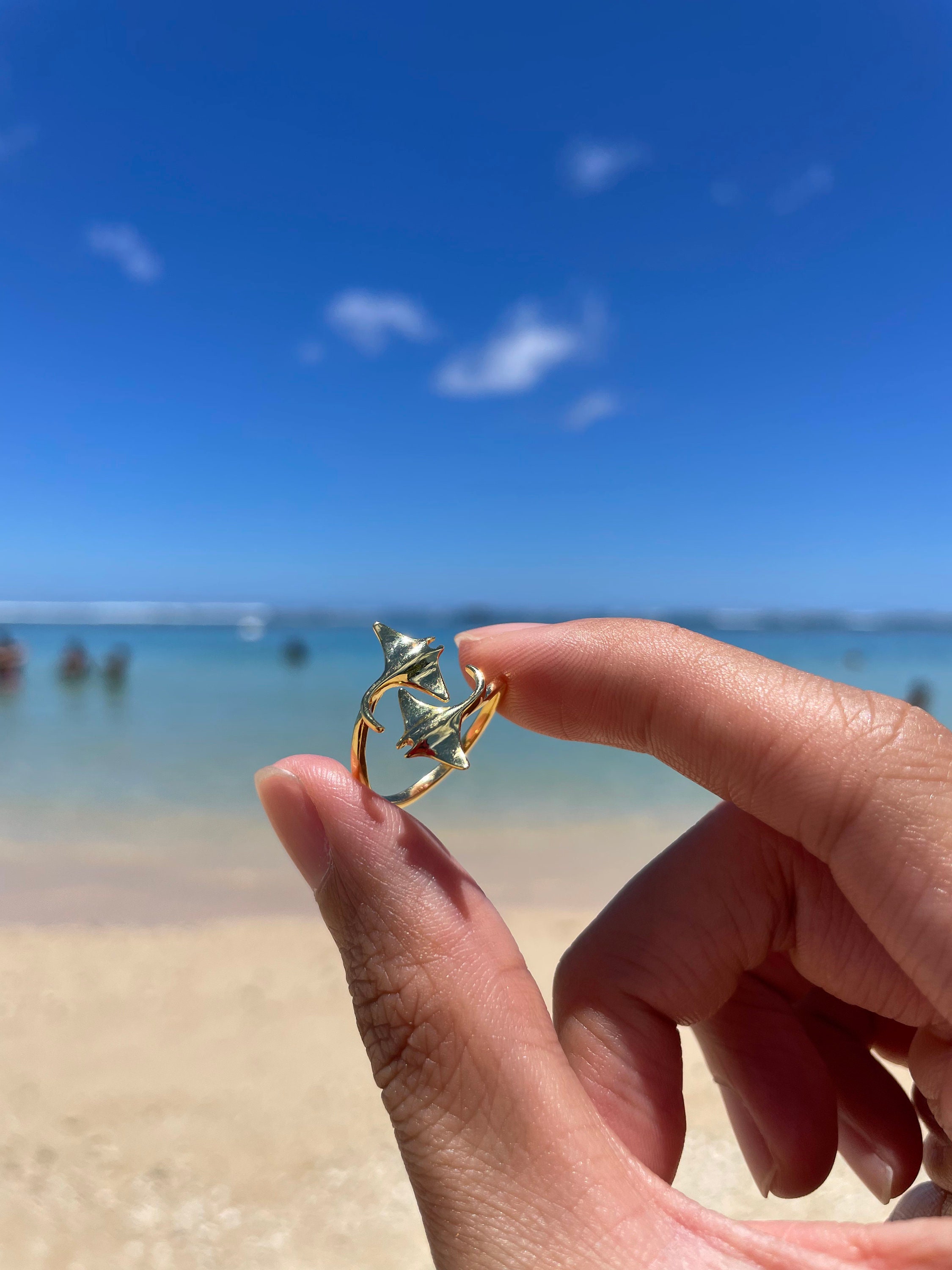 Gold-Manta-Rochen-Ring – 925er Sterlingsilber mit 18 Karat Goldauflage, Zwillings-Manta-Rochen, verstellbarer Ring, Au'au Channel Whales Collection