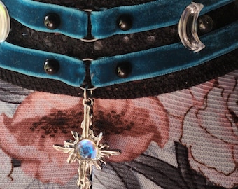 Girocollo in pizzo largo gotico con ciondolo a croce