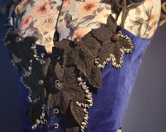Corsetto in velluto blu royal fatto a mano con decorazioni all'uncinetto, modello Grape Vine.
