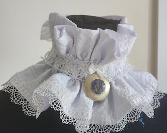 Collar ancho de egl con encaje y colgante de medallón de pegaso