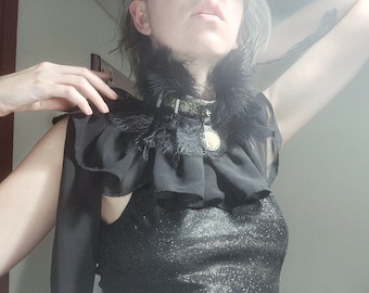 Ampio colletto gotico vittoriano con piume