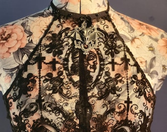 Top gotico in rete nera con schiena scoperta