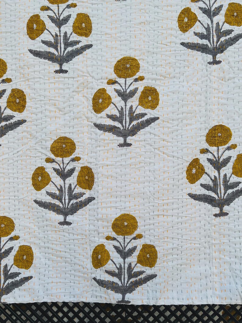 Puede incluir: Un letrero de madera r&uacute;stica con el texto "Welcome to our home" en letras blancas. El letrero presenta un acabado envejecido y un dise&ntilde;o simple y acogedor, ideal para la decoraci&oacute;n de la entrada.