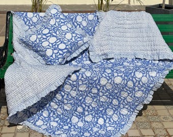 Colcha de inverno leve em algodão com estampa artesanal em blocos, reversível, com estampa floral azul.