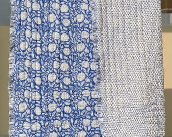 Colcha Jaipuri estampada à mão com blocos de madeira, edredom floral artesanal reversível de algodão tamanho queen.