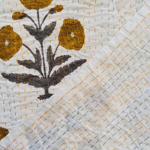 Puede incluir: Un juego de tres tazas de cer&aacute;mica con un acabado moteado y mate. Las tazas son de color crema, gris claro y gris oscuro. Cada taza tiene un dise&ntilde;o simple y minimalista, ideal para caf&eacute; o t&eacute;.