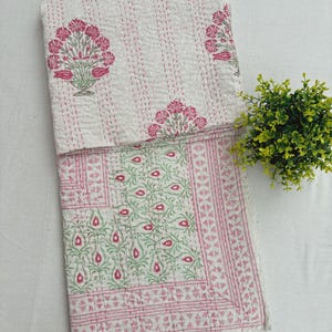 Katoenen kantha-quilt met blokprint, handgemaakte queen size sprei, roze jaipuri-deken met bloemen