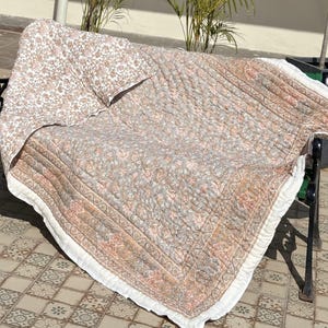 Edredón de algodón estampado Jaipuri, manta Kantha floral reversible tamaño Queen, edredones extragrandes hechos a mano.