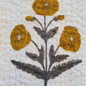 Puede incluir: Un juego de tres tazas de cer&aacute;mica con un acabado mate moteado. Las tazas son de color crema, gris claro y gris oscuro. Cada taza tiene un dise&ntilde;o simple y minimalista.