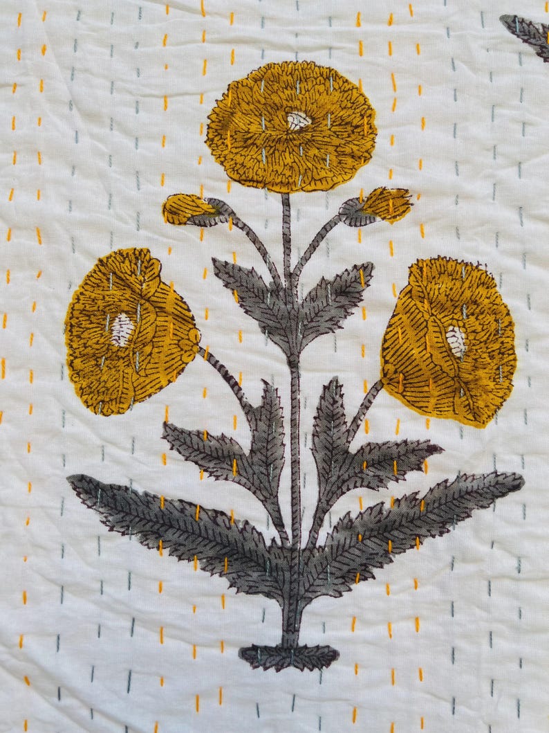 Puede incluir: Un juego de tres tazas de cer&aacute;mica con un acabado mate moteado. Las tazas son de color crema, gris claro y gris oscuro. Cada taza tiene un dise&ntilde;o simple y minimalista.