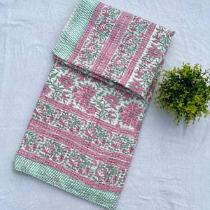 Colcha indiana Kantha, colcha queen size rosa e verde, colcha floral feita à mão, manta reversível de algodão puro com ponto Kantha para cama/sofá