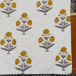 Puede incluir: Un juego de tres tazas de cer&aacute;mica con un acabado mate moteado. Las tazas son de color crema, gris claro y gris oscuro. Cada taza tiene un dise&ntilde;o simple y minimalista y un asa redondeada.