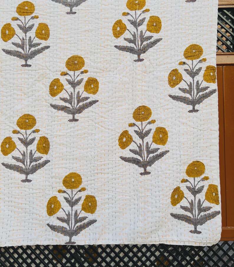 Puede incluir: Un juego de tres tazas de cer&aacute;mica con un acabado mate moteado. Las tazas son de color crema, gris claro y gris oscuro. Cada taza tiene un dise&ntilde;o simple y minimalista y un asa redondeada.