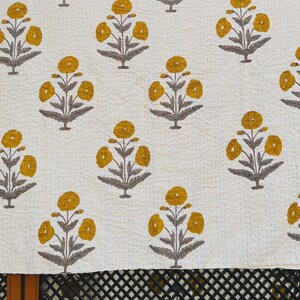 Edredón estampado Jaipuri, cubrecama de algodón floral con bordado Kantha tamaño king, manta Kantha. imagen 3