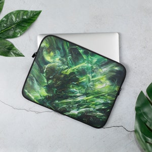 Op de afbeelding: Een groene en zwarte laptophuls met een abstract ontwerp. Het ontwerp heeft draaiende patronen in groen, zwart en wit.