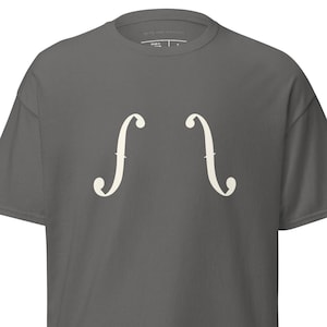 Może przedstawiać: Szary t-shirt z białym nadrukiem dwóch kluczy basowych.