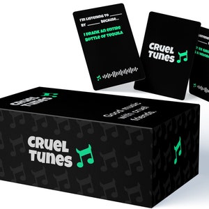 Cruel Tunes Het hilarische adult partyspel voor muziekliefhebbers | Leuk spel voor pregames, game-avonden en drinkspellen | Perfect vakantiefeest