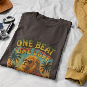 Camiseta gráfica vibrante para amantes de la música: Camiseta unisex "One Beat One Love" imagen 4