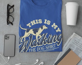 以下が含まれることがあります： 犬が歩いている白いグラフィックと「This is my walking the dog shirt」というテキストが書かれた青いTシャツです。