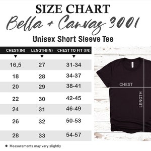 以下が含まれることがあります： Bella + Canvas 3001 ユニセックス半袖Tシャツのサイズチャート。チャートはXSから3XLまでのサイズを示し、対応する胸囲と着丈の寸法はインチで表示されています。黒いTシャツが胸囲と着丈の寸法がマークされて表示されています。