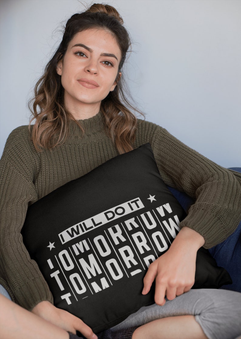 K&ouml;nnte beinhalten: Schwarzes Kissen mit wei&szlig;em Text, der "I will do it tomorrow" lautet. Der Text ist in Blockschrift und die Buchstaben sind &uuml;bereinander gestapelt.